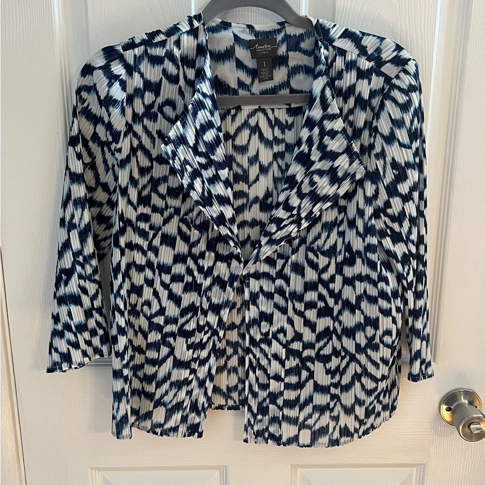 Chico's Travelers Brushstroke Stripes Plisse Pleated Jacket Size M Tie Dye Blue